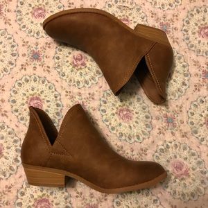 Target Nora V-cut ankle booties size 8.5